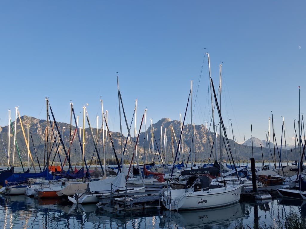 Hafen mit Booten vor den Bergen
